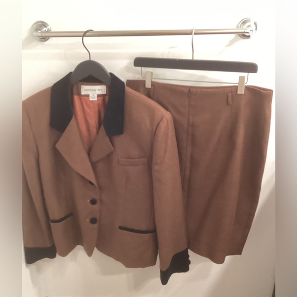 Ladies Two Piece Suit - Picture 1 of 6
